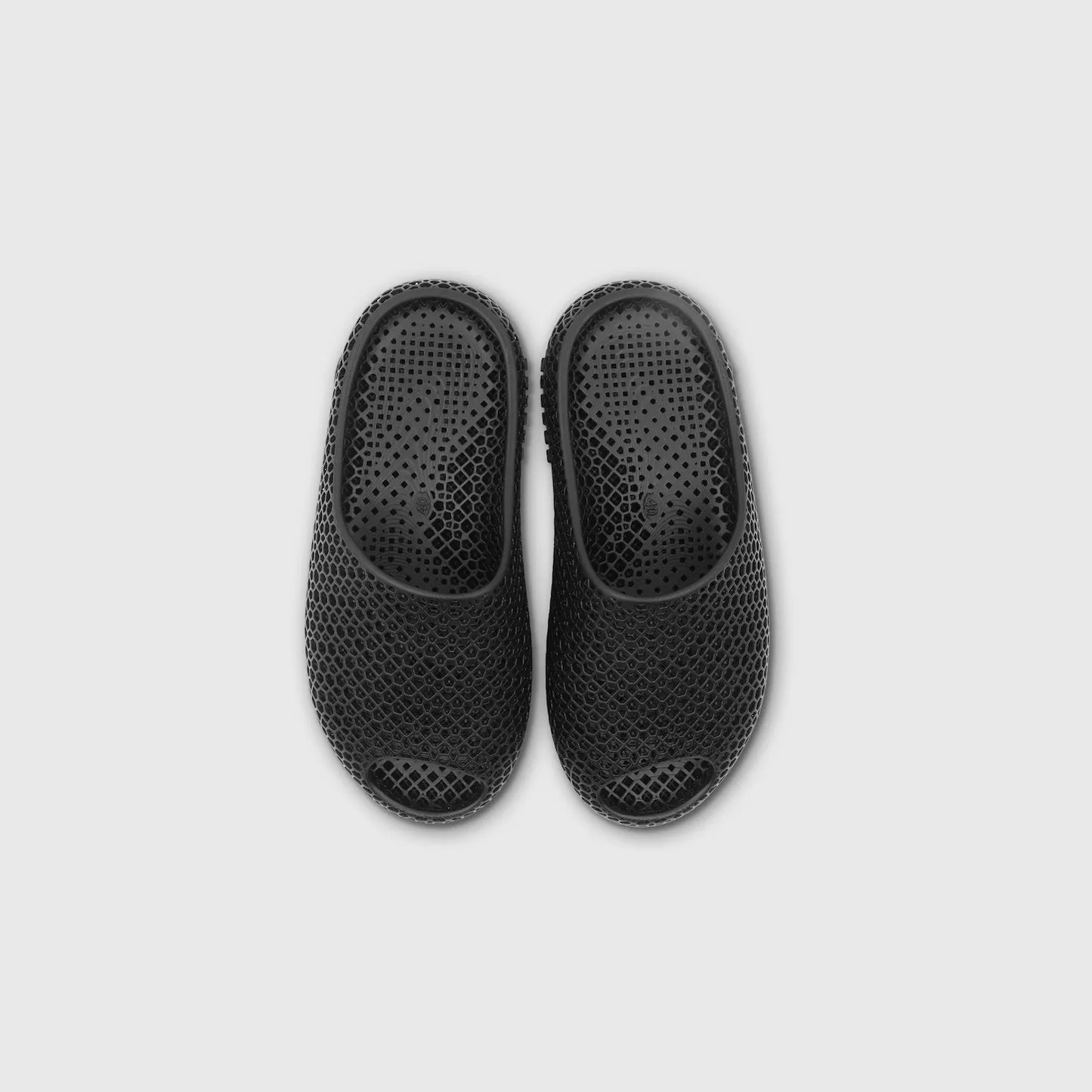 Versatile Minimalist Slides in true black